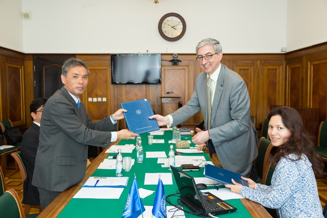 Иллюстрация к новости: Подписано двустороннее соглашение о сотрудничестве с Университетом Хитоцубаси (Япония)